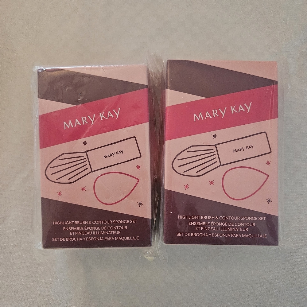 Mary Kay highlight brush & Contour sponge set.